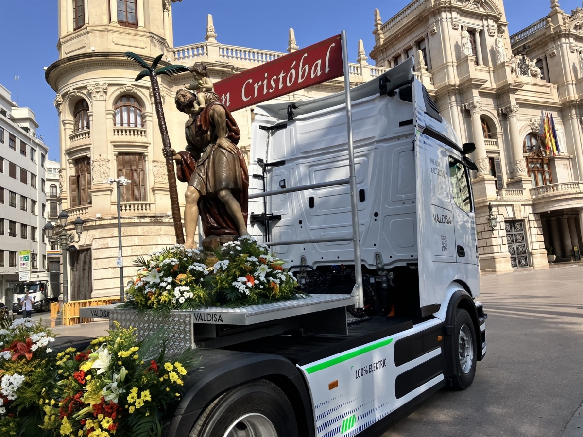 Miles de transportistas recorren València en honor a San Cristóbal y piden 
