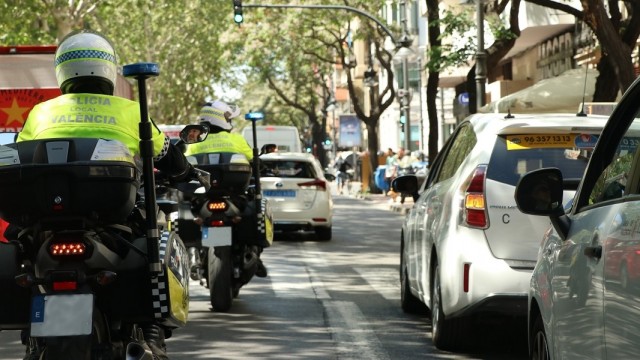 La Policía Local de València pone en marcha una campaña de vigilancia del carril bus-taxi durante el mes de julio