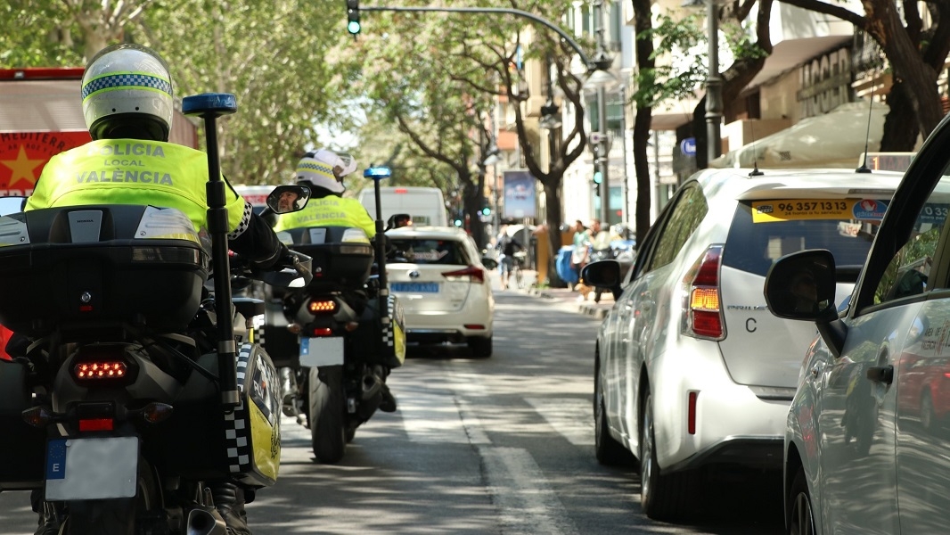 La Policía Local de València pone en marcha una campaña de vigilancia del carril bus-taxi durante el mes de julio