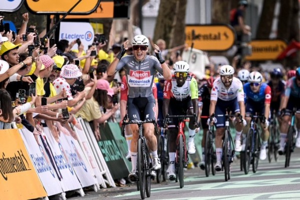 Philipsen impone su autoridad en el esprint que abre al Tour y se viste de amarillo