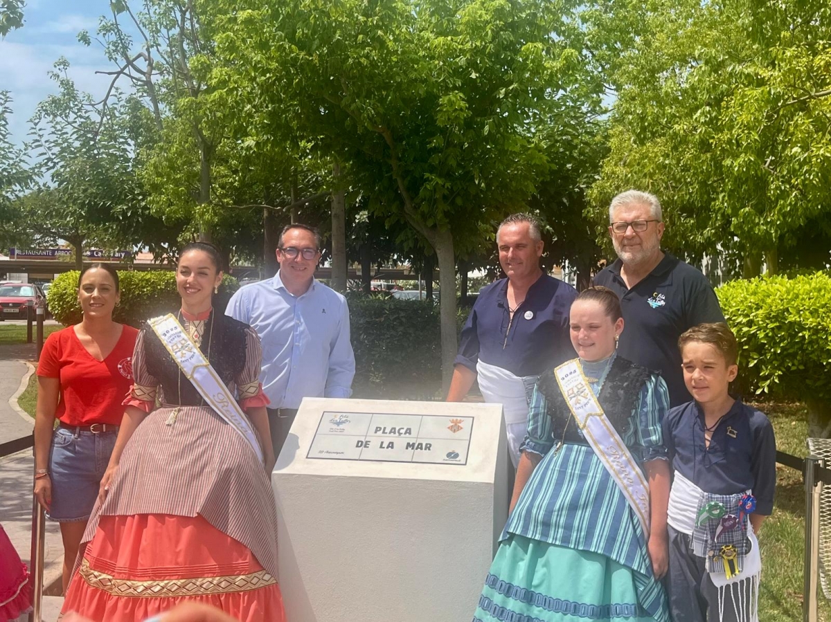 La Filà d'En Trilles rememora el 30 aniversario de la Plaza del Mar con una placa conmemorativa