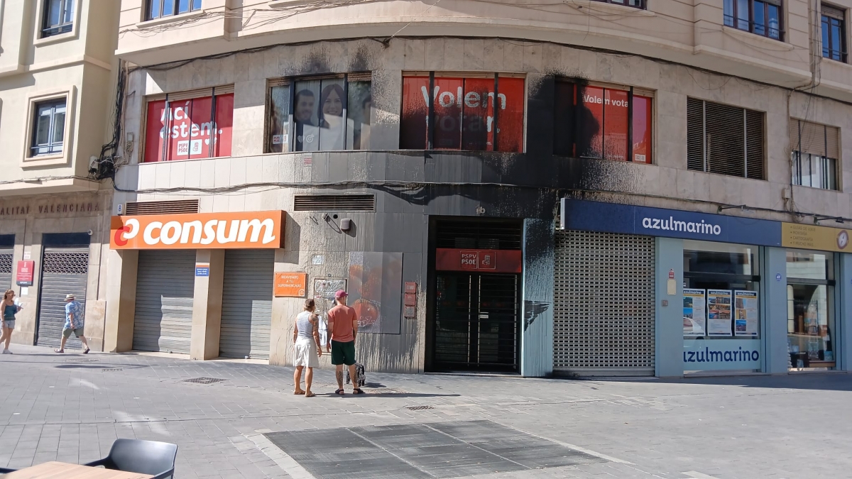 Vandalizan la sede del PSPV-PSOE en València con pintura y una sábana con el logo del partido tachado