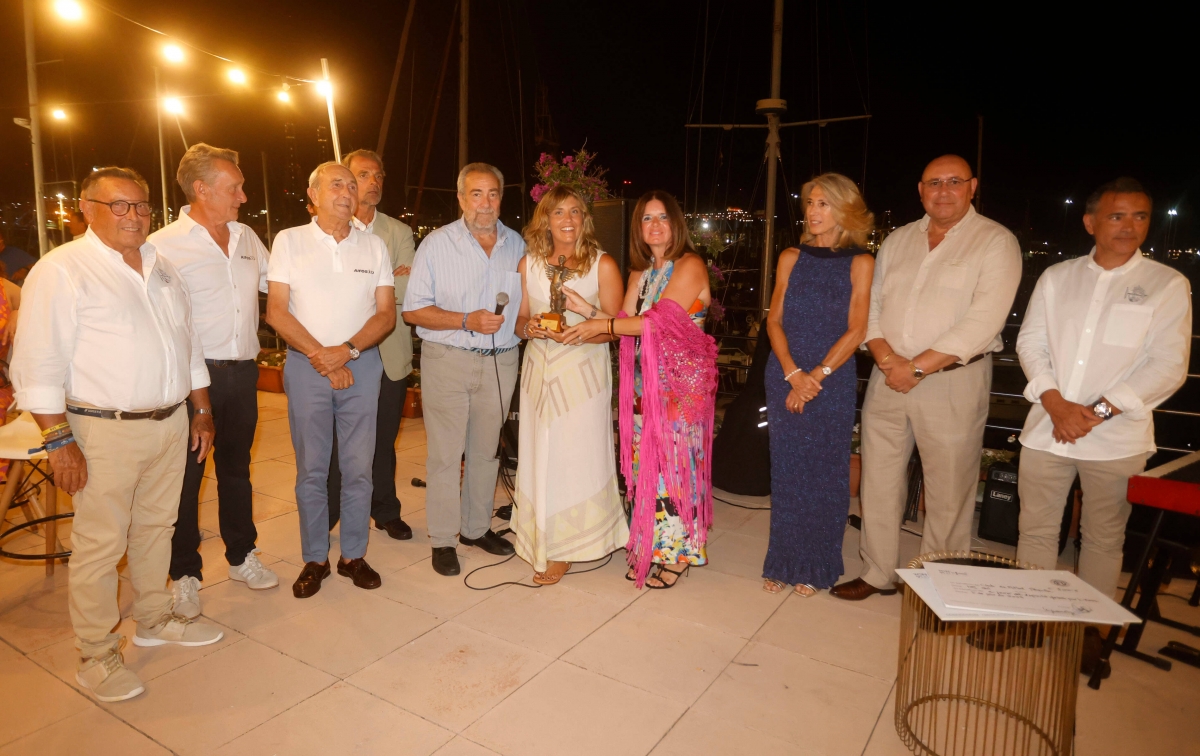 Mercy Ships y el CF E1 Paiporta recibieron el cheque solidario en el marco del Trofeo de la Reina 2025