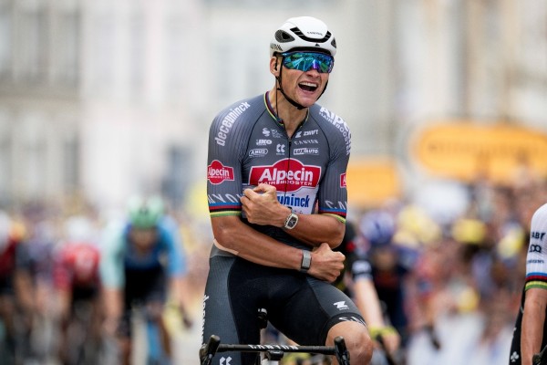 Van der Poel supera a Pogacar en un esprint reducido