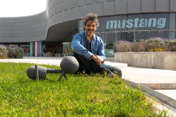 Mustang instala la escultura 'Bebé Potemkin' de Aurelio
Ayela en el Parque Empresarial de Elche