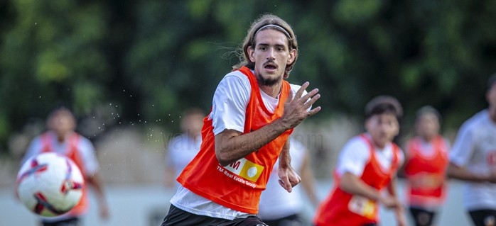 El Valencia se estrena sobre el césped de Paterna con todos los disponibles y doble sesión