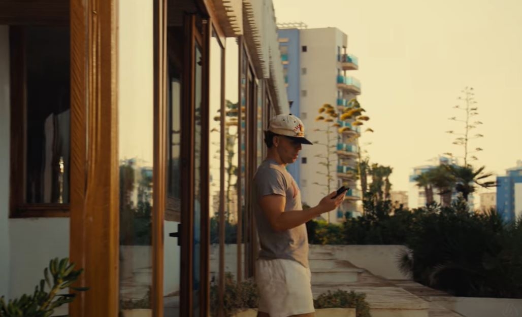 Quevedo se 'muda' a La Manga en su nuevo videoclip: estos son los escenarios donde se ha rodado 'Tuchat'