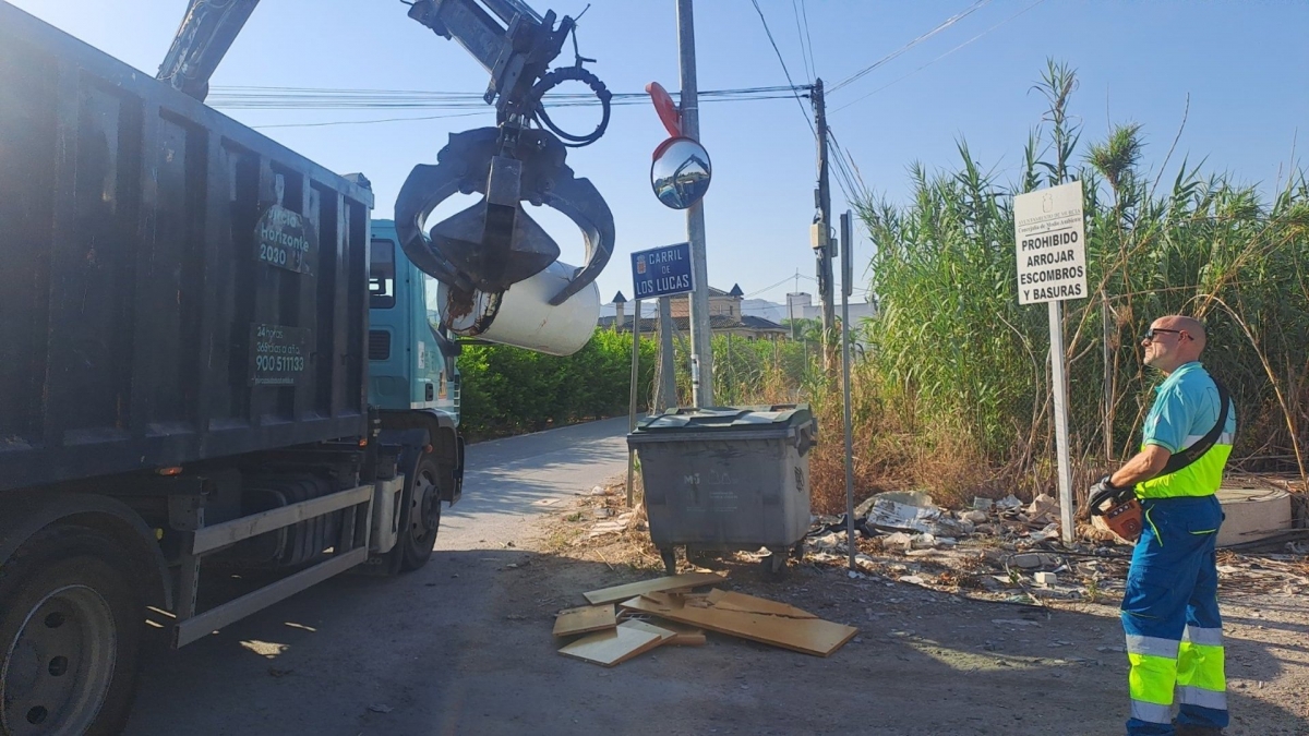 Murcia pone en marcha una campaña para mejorar la recogida de enseres en siete pedanías