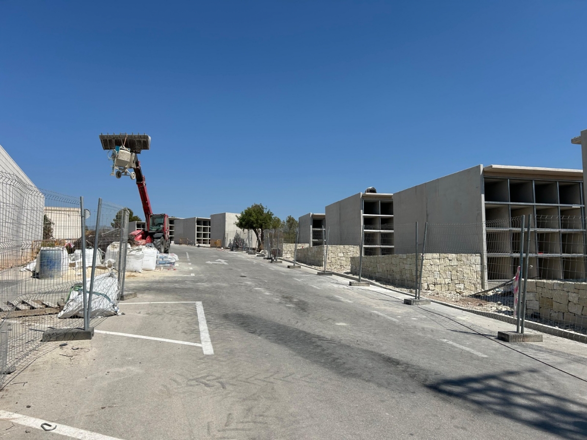 Elche avanza las obras de construcción de 382 nuevos nichos en el cementerio de San Agatángelo