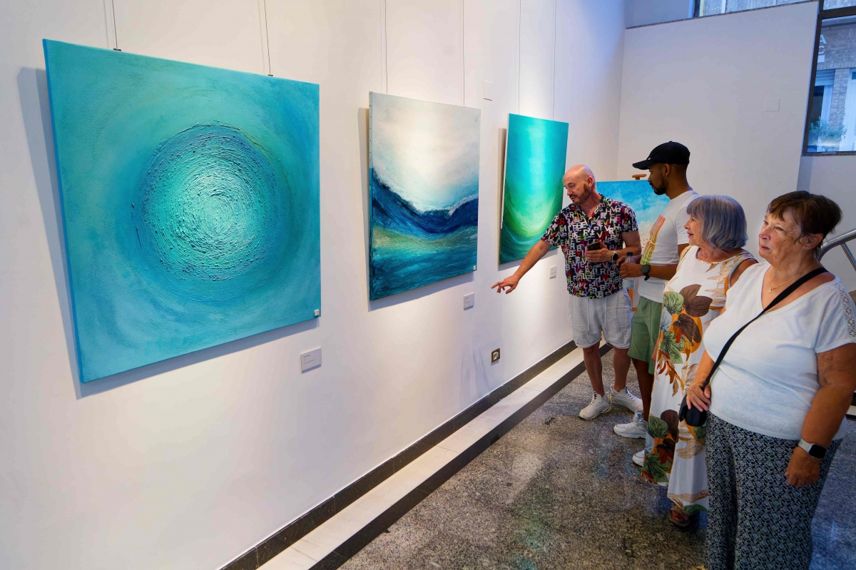 Un recorrido de emociones: Elisabeth Rodrigo se sumerge en un universo marino de texturas