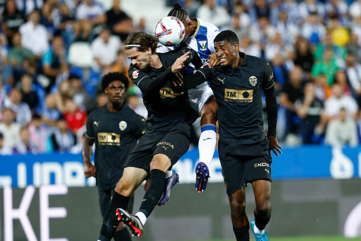 El Valencia CF abre la carpeta de centrales en el mercado