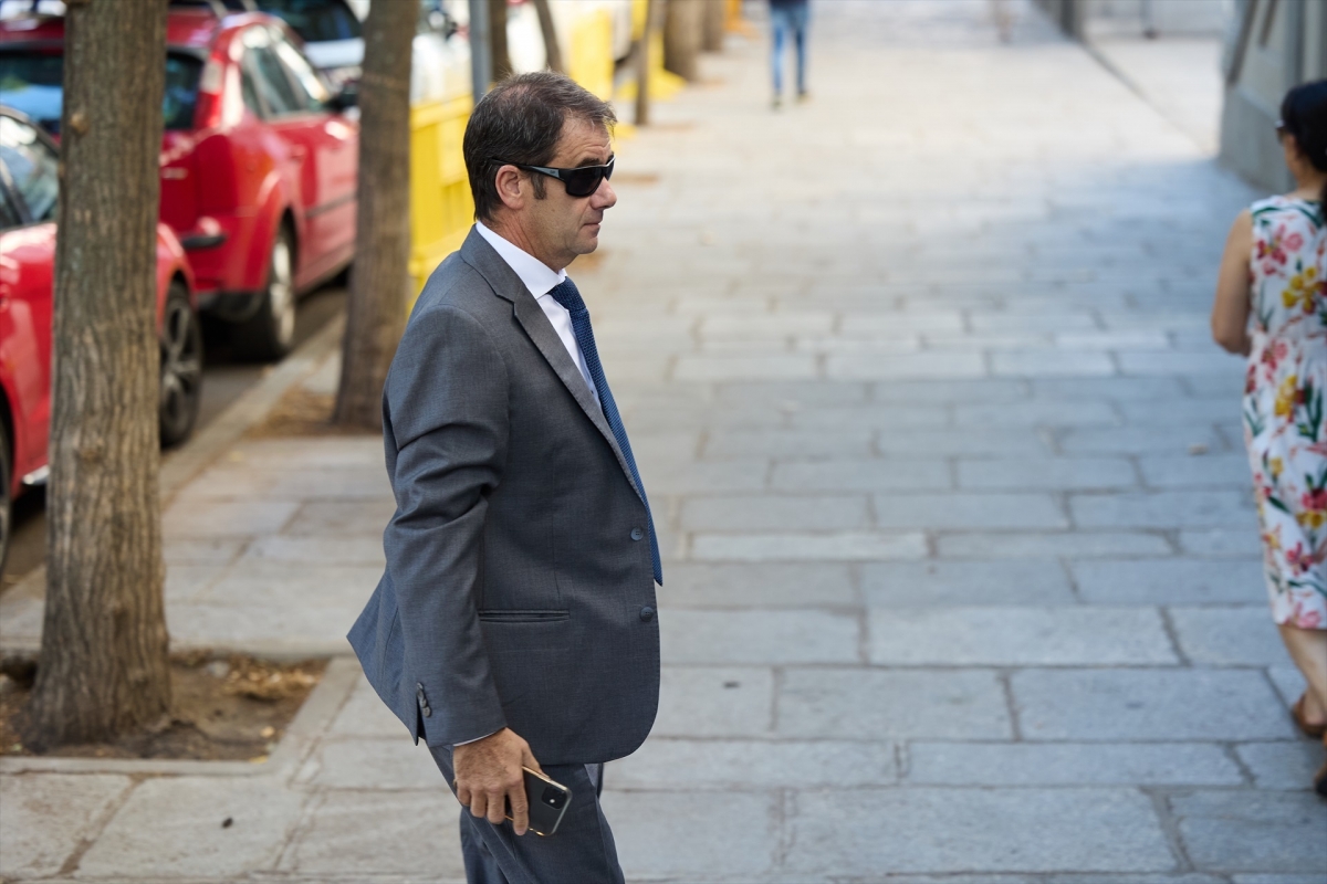 El TS prohíbe salir del país al 