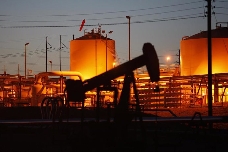 El petróleo cotiza por debajo de los 70 dólares tras revertir anticipadamente la OPEP+ sus ajustes