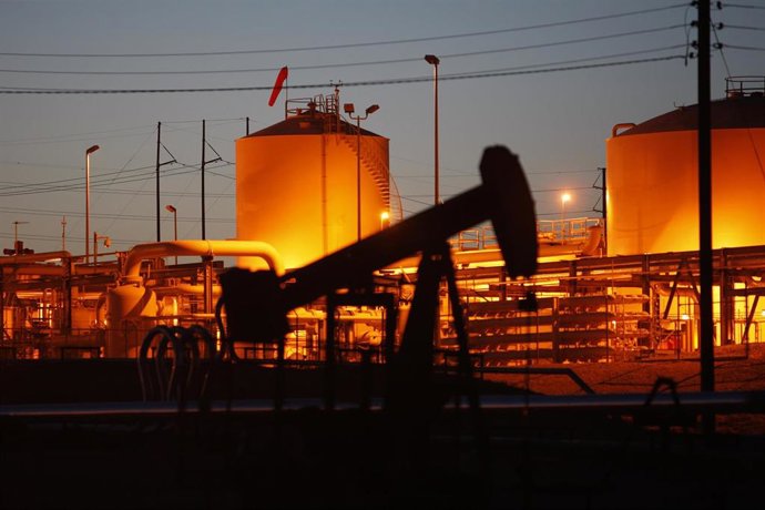 El petróleo cotiza por debajo de los 70 dólares tras revertir anticipadamente la OPEP+ sus ajustes
