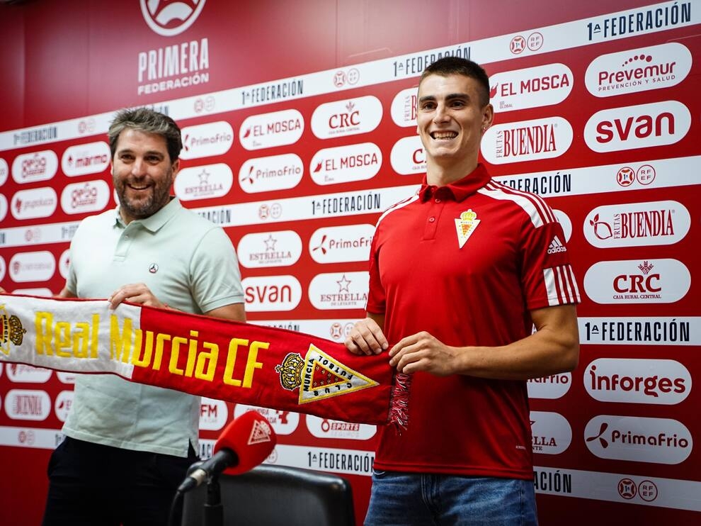 Antxon Jaso, junto al director deportivo del Real Murcia, Asier Goiria, cuando fichó el pasado verano. - Foto: RM