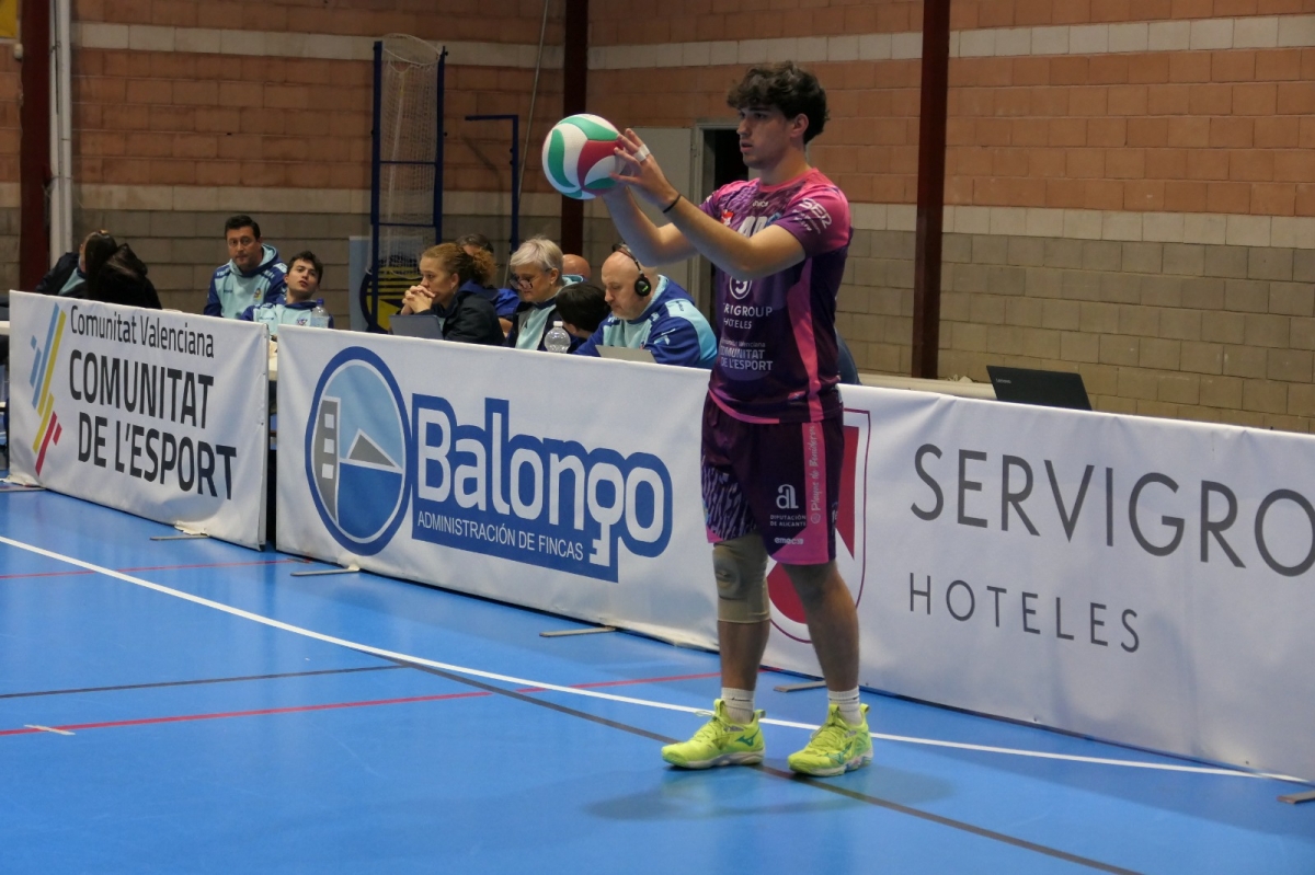 El Servigroup Benidorm renueva al canterano Ramón González para el debut en la Superliga