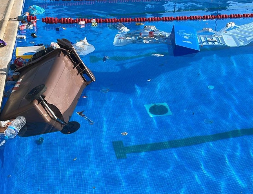 Banyeres tiene que cerrar temporalmente la piscina municipal: han arrojado desde hamacas a un contenedor