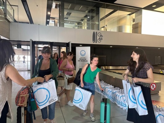 El Aeropuerto de Corvera recibe el primer vuelo desde Marsella con un centenar de pasajeros