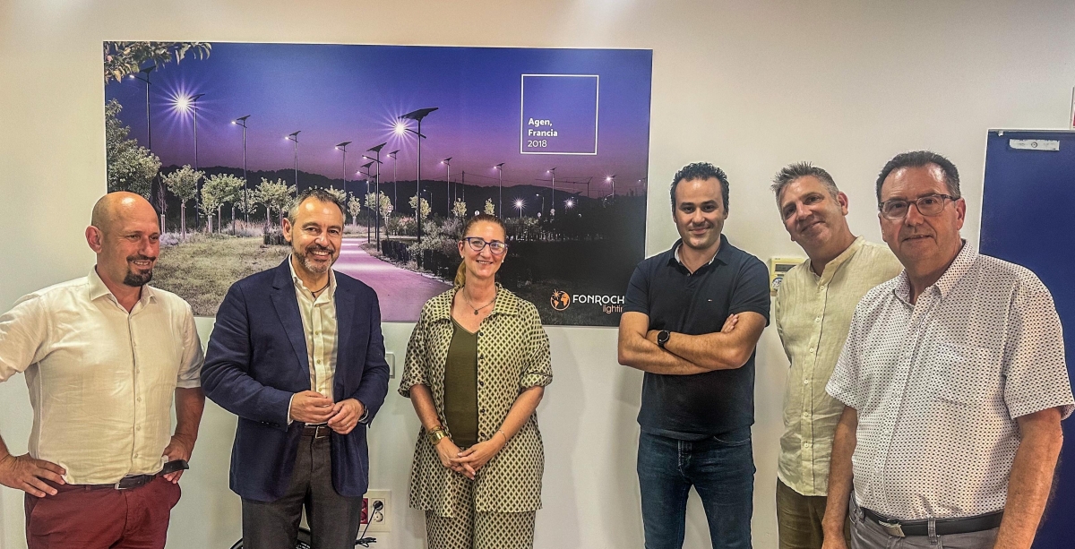 Representantes de Fonroche Lighting y del Ayuntamiento de Alicante, en el acto de inauguración de la sede de la compañía.