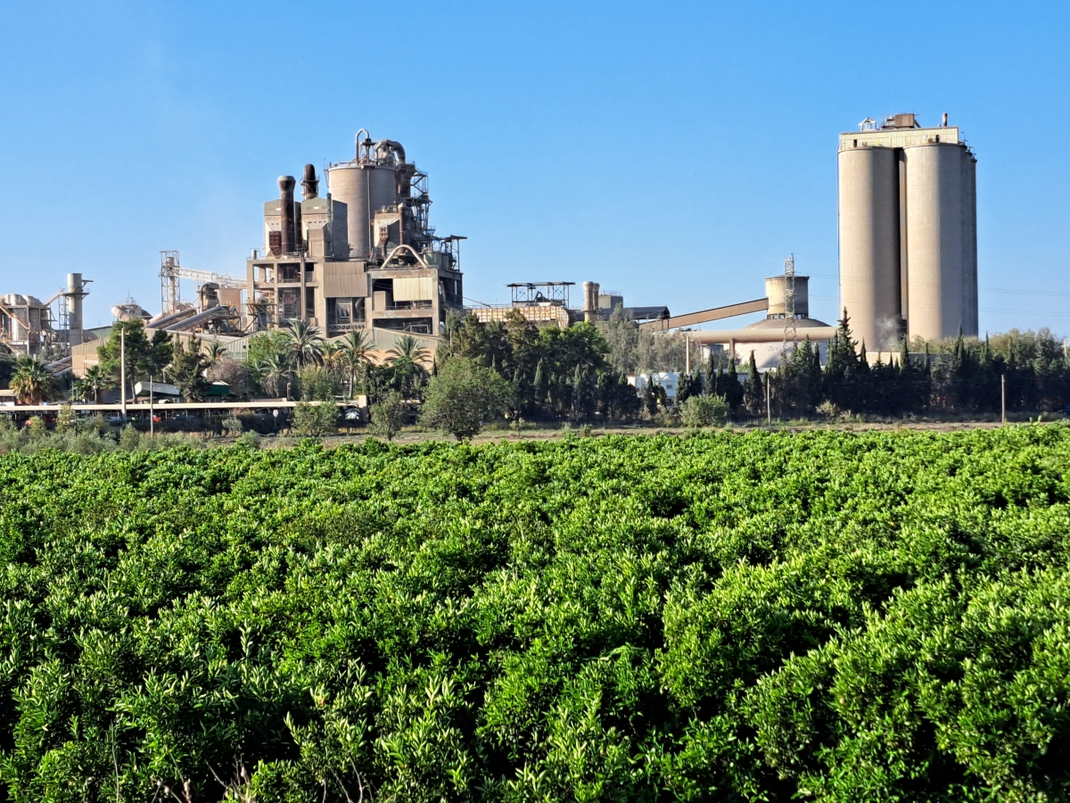 Alicante avala los planes de Cemex para reducir emisiones con residuos triturados como combustible