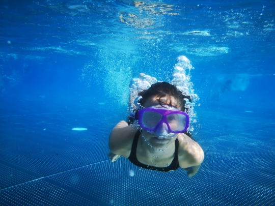 Especialistas de Vithas de la Comunitat advierten de riesgos para los ojos de los niños en piscinas y playas