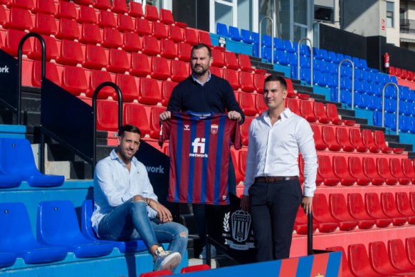 La comisión deportiva del Eldense dimite y Pascual Pérez retoma los contactos con Juanfran Torres