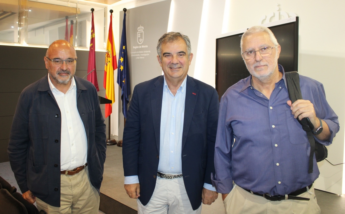El consejero de Medio Ambiente, el catedrático Ángel Pérez Ruzafa y el director general del Mar Menor
