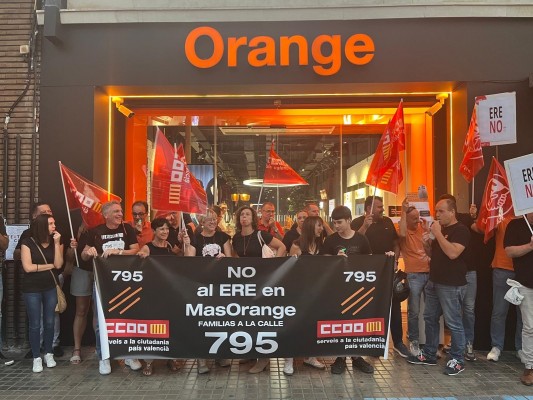 Empleados se concentran en València contra el ERE de MasOrange y piden 