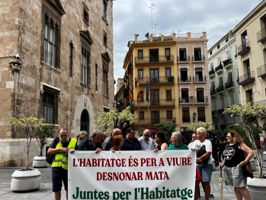 Afectados por la vivienda exigen al Consell que frene la especulación y la subida del alquiler: “Estamos al límite