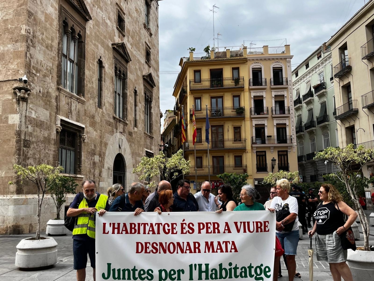 Afectados por la vivienda exigen al Consell que frene la especulación y la subida del alquiler: “Estamos al límite