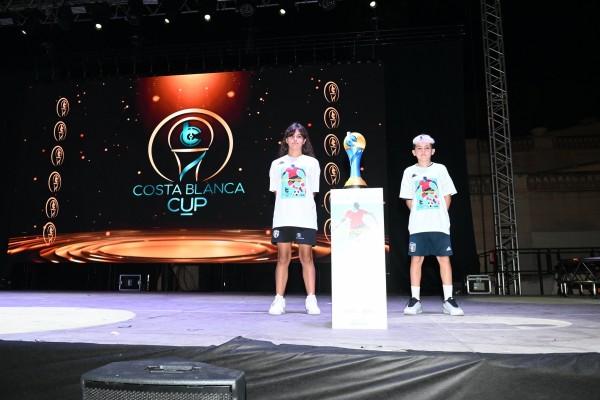 El espectáculo de la inauguración de la Costa Blanca Cup abraza su carácter internacional en el estreno