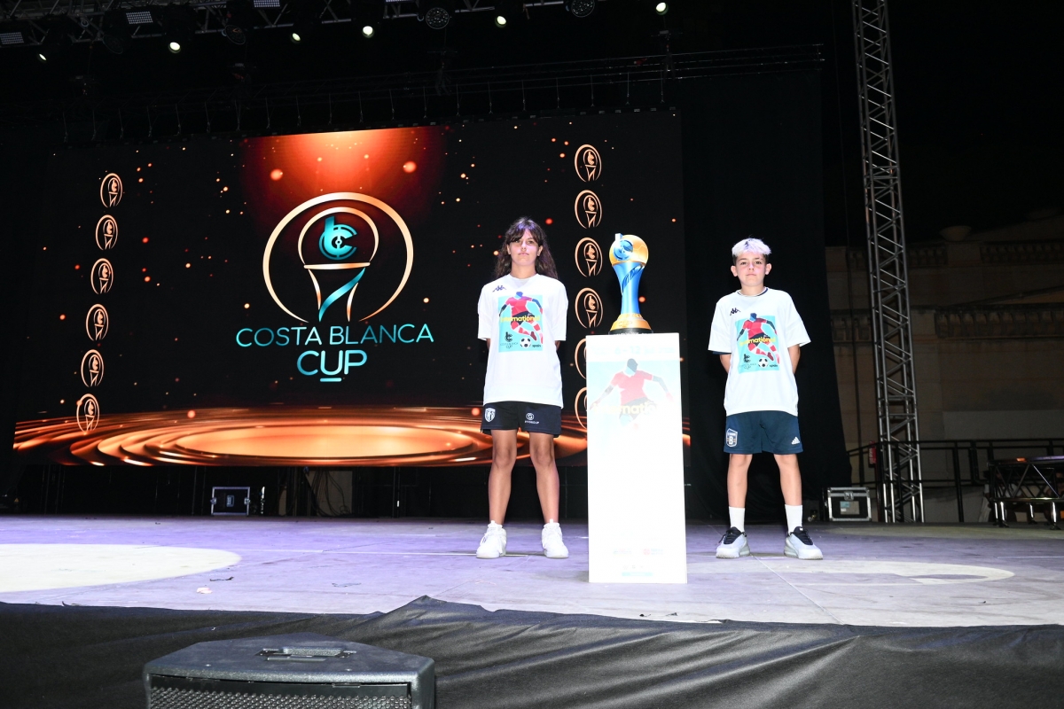 El espectáculo de la inauguración de la Costa Blanca Cup abraza su carácter internacional en el estreno