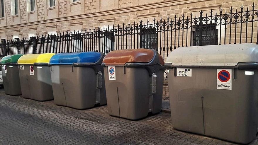 Contenedor marrón para la recogida de residuos orgánicos en una isla en el Centro de Alcoy. - 