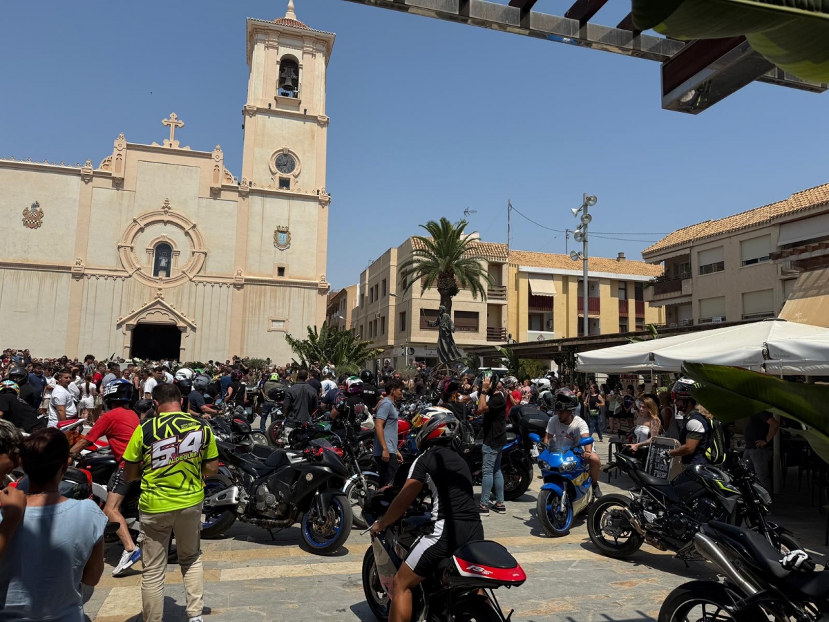 San Javier despide al piloto Borja Gómez con cien motoristas dando gas