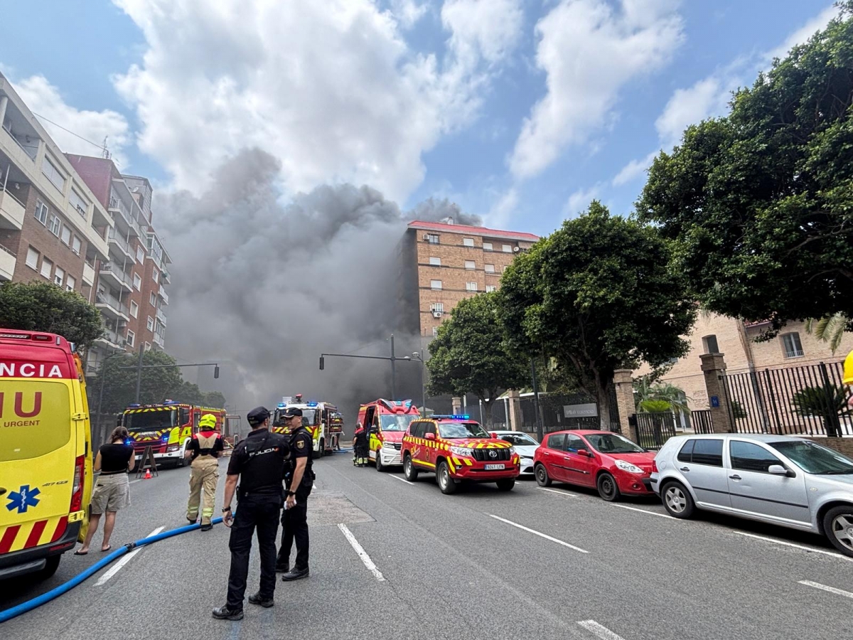 Controlado el incendio en un local en la avenida del Puerto y ascienden a 16 los atendidos