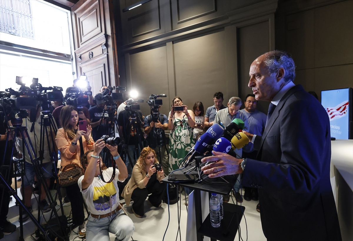 Francisco Camps, ante los medios.