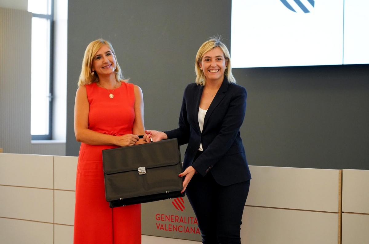 Elisa Núñez (derecha) traspasa la cartera de Justicia e Interior a Salomé Pradas (izquierda). - Foto: EDUARDO MANZANA Elisa Núñez (derecha) traspasa la cartera de Justicia e Interior a Salomé Pradas (izquierda).