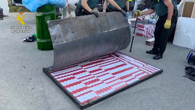 Unos contrabandistas originales: quisieron 'colar'  2.000 cajetillas de tabaco ocultas en dos puertas acorazadas