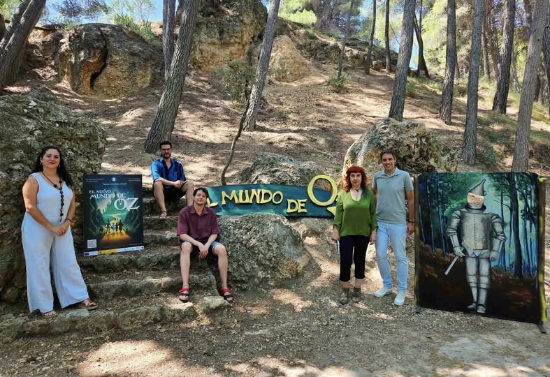 Las Fuentes del Marqués se llenan de magia este verano con la experiencia teatral ‘El nuevo mundo de Oz’