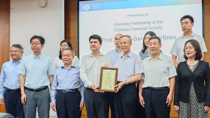 Javier García Martínez recibe el título de ‘Honorary Fellow’ de la Sociedad Química de China