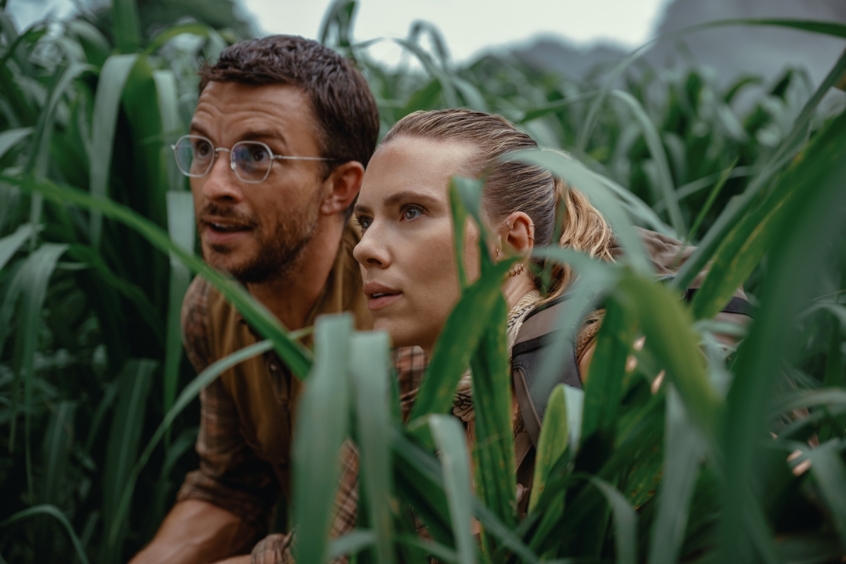 Scarlett Johansson, el gran fichaje de Jurassic World: El renacer, observa agazapada a grandes dinosaurios. - Scarlett Johansson, el gran fichaje de Jurassic World: El renacer, observa agazapada a grandes dinosaurios.