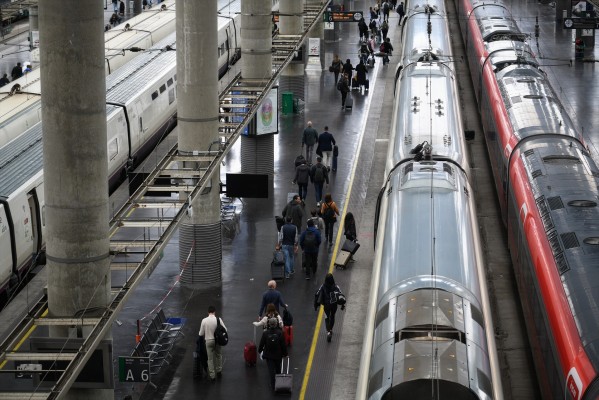El Congreso exige que Renfe vuelva a indemnizar retrasos de 15 y 30 minutos, con PSOE en contra