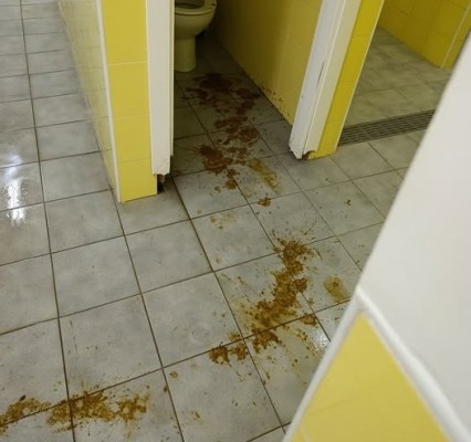 Segundo acto vandálico en la piscina de Banyeres en tres días: ahora rompen vestuarios y esparcen excrementos por el suelo
