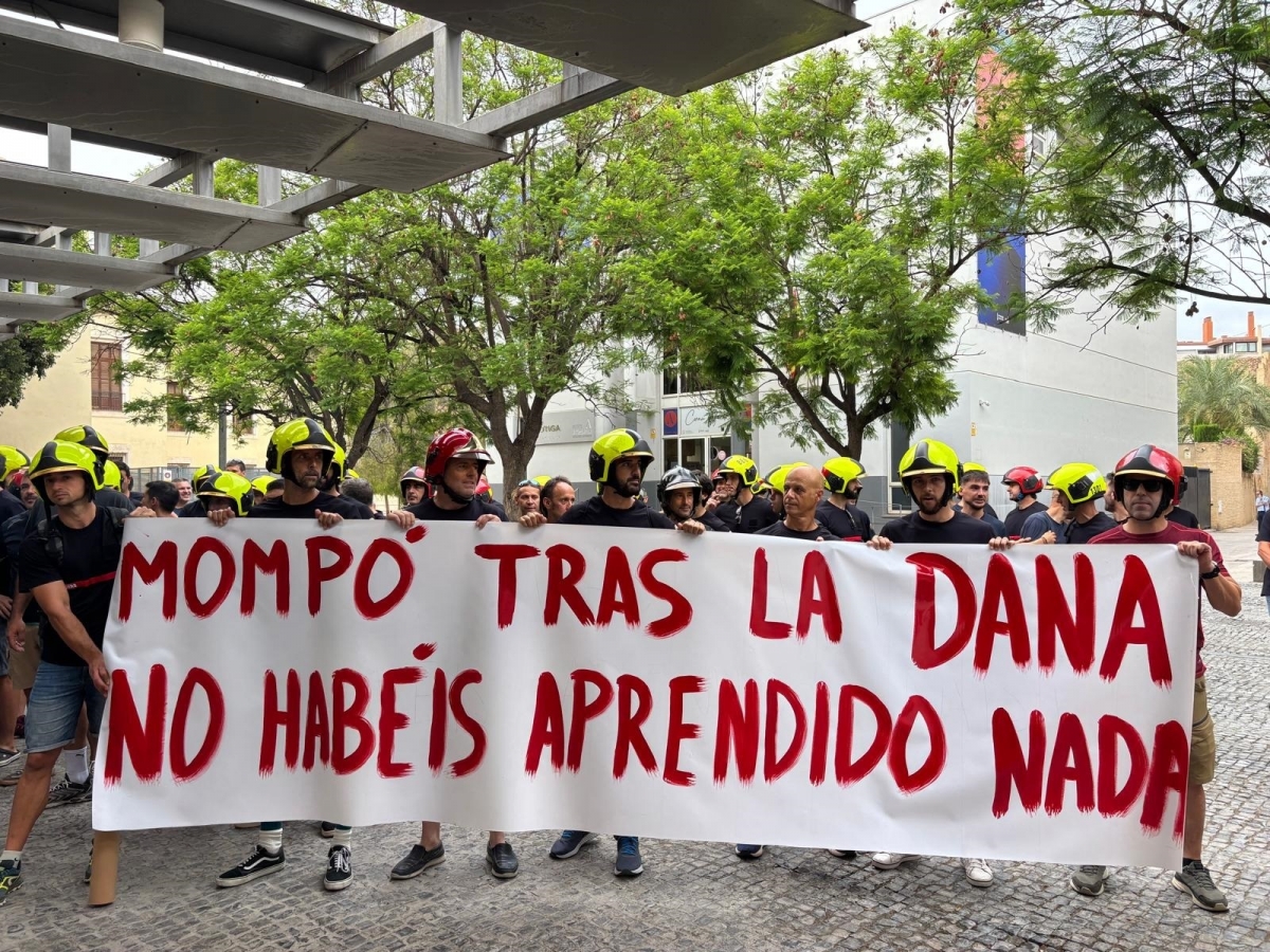 Bomberos de Valencia protestan a las puertas de la comisión sobre la Dana: 