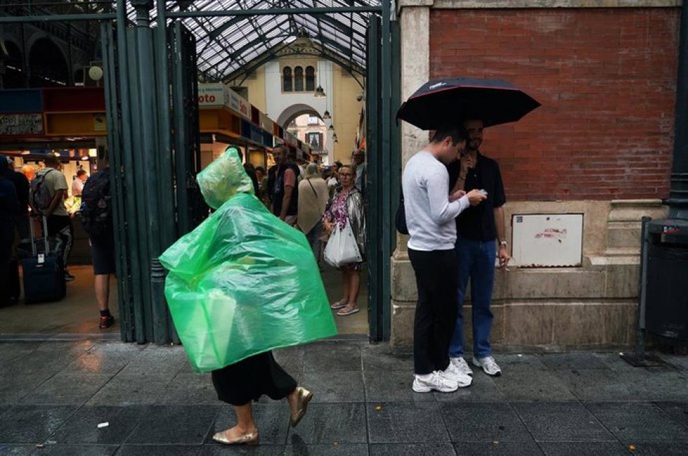 Archivo - Transeuntes bajo sus paraguas durante la intensa lluvia. A 11 de octubre de 2024, en Málaga (Andalucía, España) - 