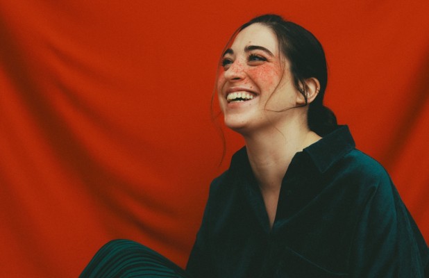 La cantante y violinista María de la Flor trae sus melodías populares al Museu de Belles Arts
