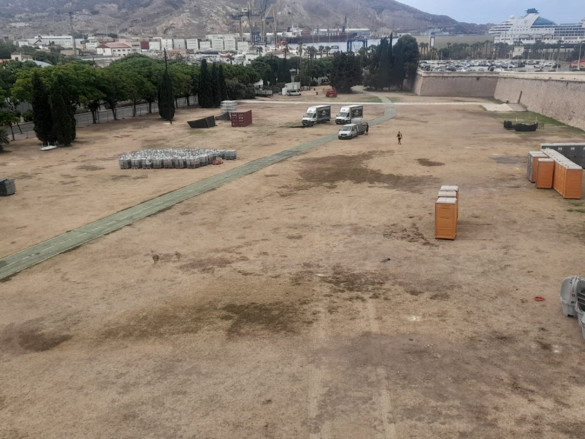 Renovación de la pradera del Batel: escarificado, aireado y resiembra tras semanas de música, escenarios y miles de personas
