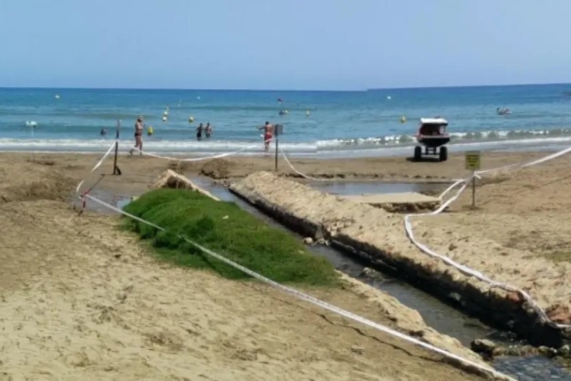 Cerrada al baño la playa de Las Fuentes de Alcossebre debido a un periodo de contaminación