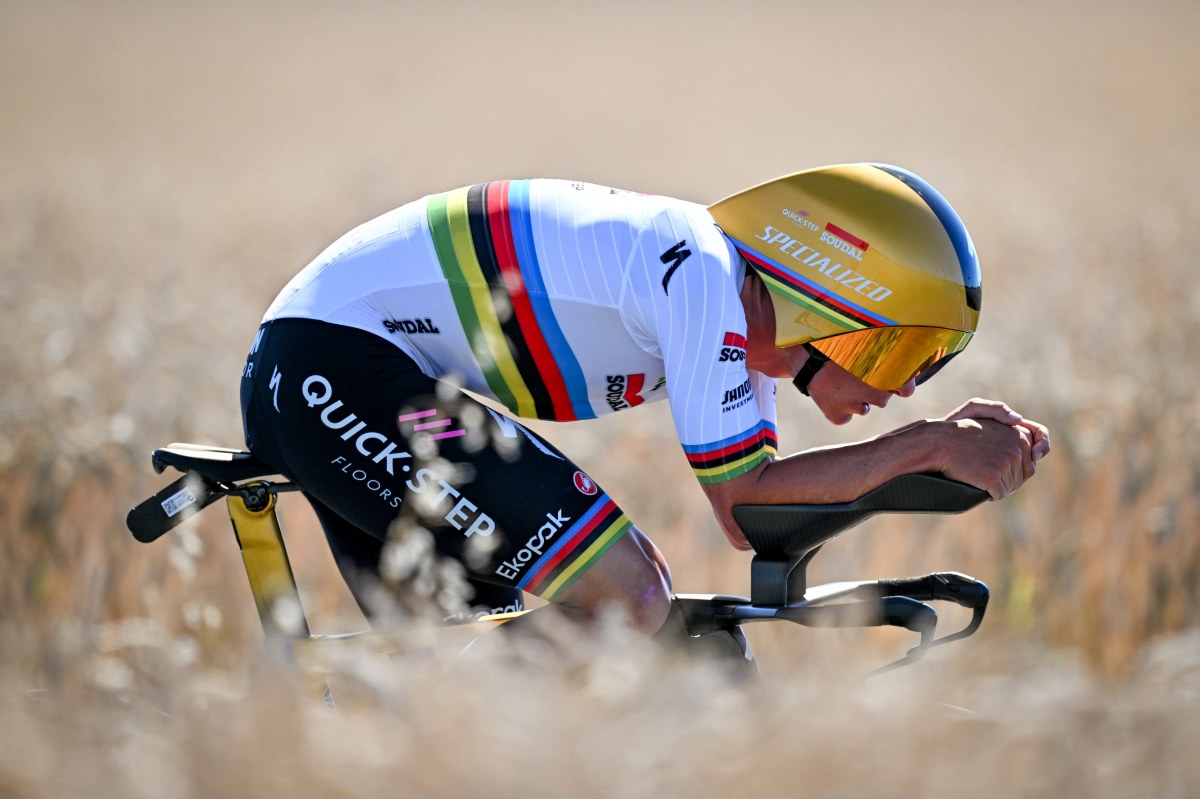 Evenepoel vuela en la crono y Pogacar, en la general