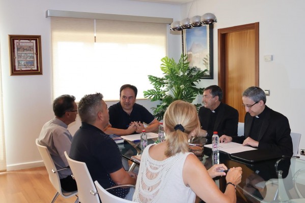 Finestrat y el Obispado firman un convenio para retomar las obras de la iglesia tras dos años paradas